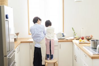 親子でキッチンに立っている画像